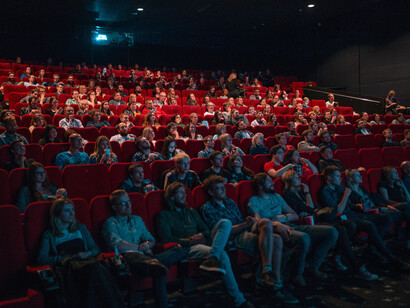 Vedere un film