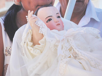 Figura del Niñopan durante la procesión, Xochimilco, México