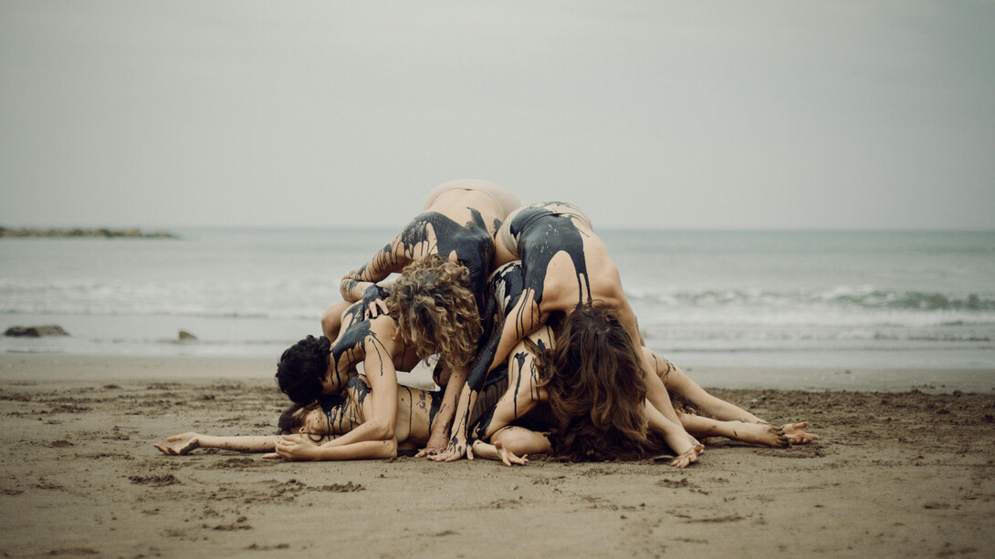 Superar o individualismo é abrir-se para a ética da alteridade, valorizando o coletivo. Em vez de focar apenas em si, pensar no bem comum ajuda a criar laços de solidariedade e respeito em uma sociedade mais fraterna