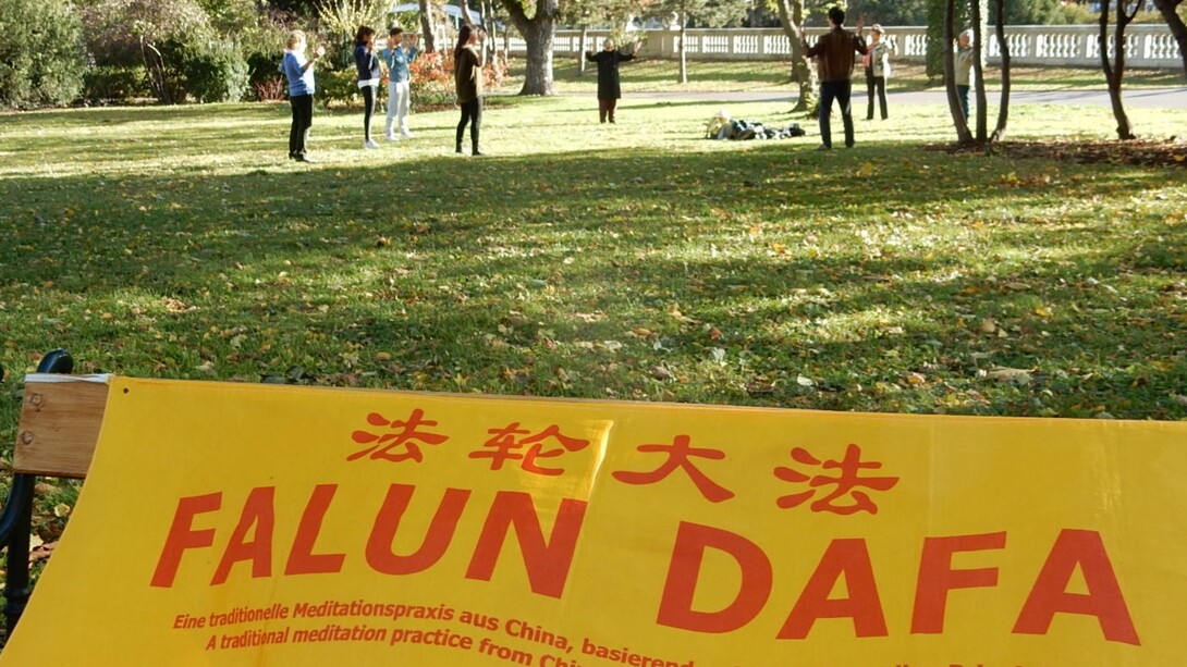 Il Falun Gong è una pratica spirituale cinese che unisce meditazione, esercizi lenti e principi morali come Verità, Compassione e Tolleranza