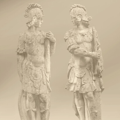 Dos esculturas en piedra que representan a los dos hermanos gemelos Cástor y Pólux (s. XVIII)