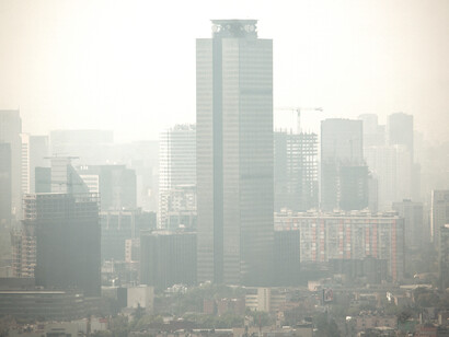 la ciudad envuelta en polución