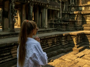 Mulher no pátio de Angkor Wat, Siem Reap, Camboja. Nas minhas últimas férias tirei uns dias para fazer uma viagem para a Ásia e no roteiro, dentre alguns lugares espetaculares, estava o Camboja, especificamente Siem Reap. Há muito o que se falar tanto sobre o país quanto sobre os lugares que ali visitei, mas quero me ater em um único tema


