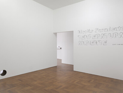 Nicolás Sarmiento, Temperatura ambiente, vista de exhibición. Cortesía de Galería Piedras