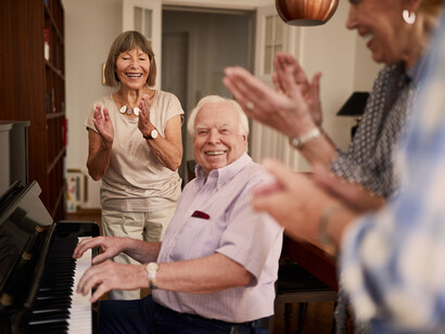 Adultos mayores reunidos para escuchar música: el aislamiento social es reconocido como una de las mayores causas que hacen que nuestra forma de vivir la vejez esté cargada de pesimismo y apatía