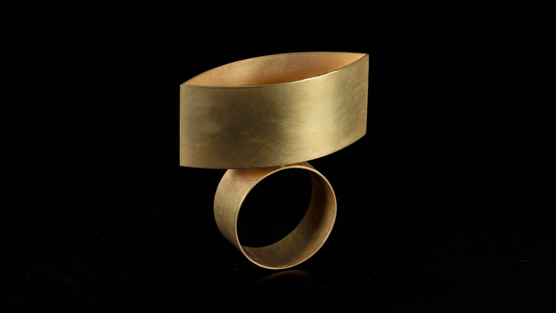 « Catoptric Ring », Otto Künzli (*1948). Bague dessinée en 1988 et réalisée en 1992. Or et miroir
Catoptric désigne en grec ancien le miroir. Le miroir intégré dans la bague reflète l’œil de la personne qui la porte, lorsqu’elle l’observe. Otto Künzli est connu pour sa conception de bijoux qui s’inspirent souvent, dans une forme cryptée, à des thématiques sociales ou politiques.

Copyright: Musée national suisse