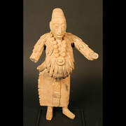 Figura antropomorfa masculina

Materiales: Cerámica

Clásico Tardío 600 - 900 DC

Medidas: 270 mm de alto x 137 mm de ancho