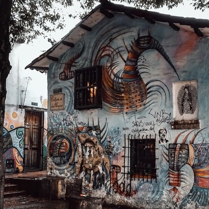 Christian Colorado s’inspire d’éléments visuels propres à son pays, notamment des graffitis aux couleurs vives qui évoquent la diversité et la richesse culturelle de sa terre natale