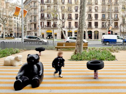 Barcelona. Un niño juega en un parque infantil del Passeig de Sant Joan.