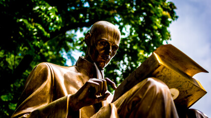 En la era de la información y el conocimiento, el papel de los filósofos se presume clave