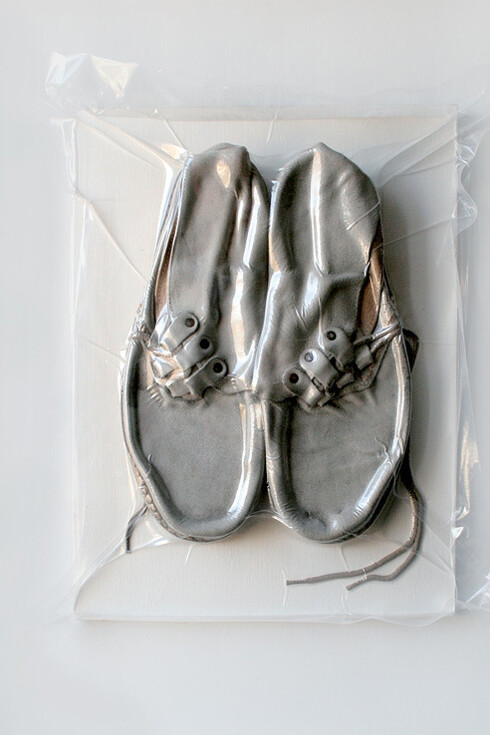 Nudo, 1997. Indumenti, scarpe e accessori in sottovuoto, plastica, legno, smalto, plexiglass, cm 50x60x7 cad. 
