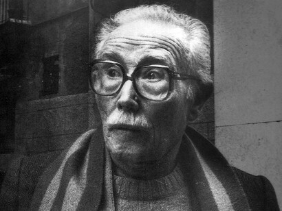 Juan Gil-Albert, vanguardista y surrealista en sus comienzos y poseedor de un gran y cuidado estilo, se muestra posteriormente más comprometido con la realidad de su tiempo a raíz de su experiencia durante la Guerra Civil española y el exilio