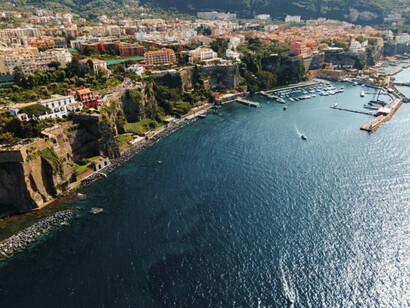 Nápoles fue el umbral: una ciudad porosa, ruidosa, donde Neruda podía confundirse entre la multitud, respirar el olor del pan y de la rabia, escuchar una lengua que no exigía explicaciones. Nápoles, Italia