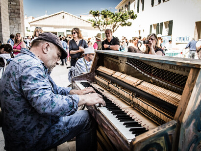 Saintes Maries de la Mer - Un pianista delizia i turisti provenienti da tutto il mondo