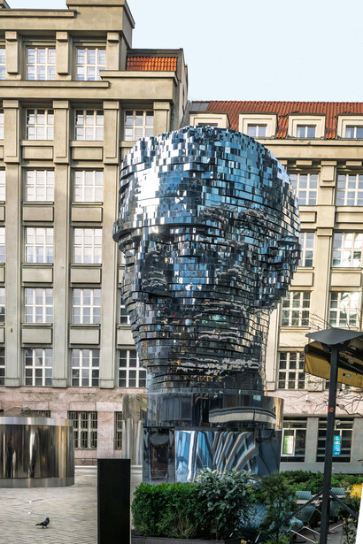 Viele Fans scheinen sich von Kafka mehr und besser verstanden zu fühlen als von ihrem eigenen Umfeld und auch Berichte von Pilgerreisen zu seiner Grabstätte sind keine Seltenheit. Bild: Bild: Franz Kafkas kinetische Skulptur in Prag, Tschechien