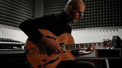 Paolo Sala, chitarrista jazz, rock e classico, con una carriera musicale ricca di esperienze e collaborazioni