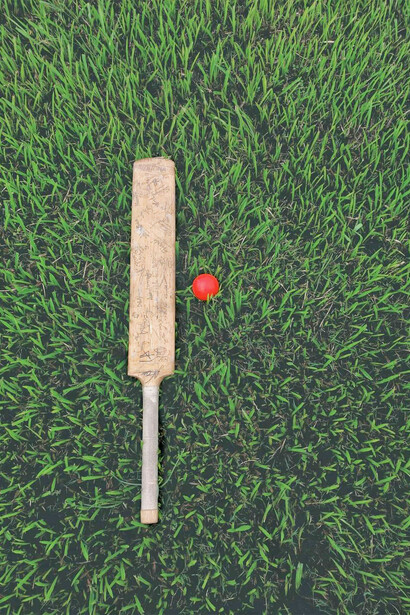 Un palo y una pelota de cricket sobre el campo. Se cree que el cricket se practica desde el año 1300