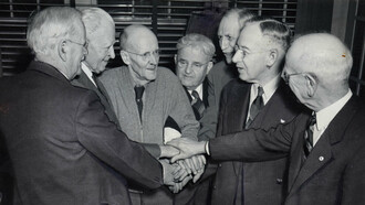 Reencuentro de varios de los primeros socios del primer club rotario (1942), con un anciano Paul Harris en el centro