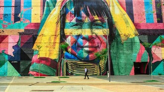 O conceito de Antropoceno — proposto para designar um período marcado pelos impactos significativos da ação humana sobre os sistemas terrestres — tem sido um importante campo de diálogo para artistas originários. Povos indígenas em suas cosmopolíticas apontam que os desequilíbrios ambientais têm origens profundamente ligadas à colonização e à lógica extrativista que a acompanhou. É a partir desse entendimento que diversos artistas indígenas brasileiros têm ganhado visibilidade em instituições nacionais e internacionais, propondo críticas ao sistema colonial e oferecendo visões alternativas baseadas em epistemologias ancestrais