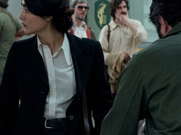 Lire Lolita à Téhéran (2024) : adapté du récit d’Azar Nafisi, ce film met en scène un groupe de femmes lisant clandestinement des œuvres interdites dans l’Iran post-révolutionnaire, faisant de la littérature un espace de liberté