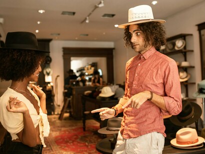 Em datas comemorativas, quando a competição pela atenção é acirrada, a personalização ajuda as marcas a se destacarem, elevando taxas de conversão e reduzindo custos com mídia