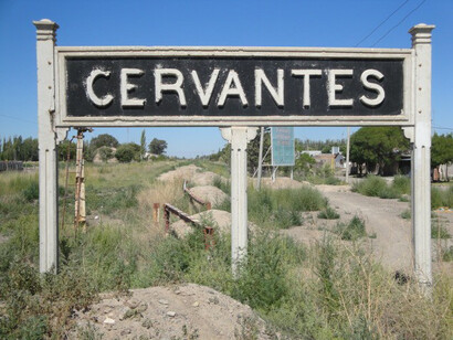 A diferencia de otras localidades del valle con nombres técnicos o militares, Cervantes (Río Negro, Argentina) conserva una impronta cultural singular ligada a la literatura