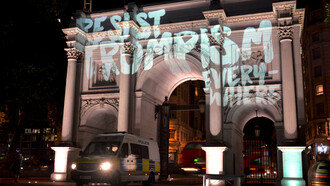 Projección del grupo activista SumOfUs de “Resistamos el trumpismo en todas partes” en el Marble Arch de Londres como parte de las protestas durante la visita de Trump en julio de 2018, Inglaterra