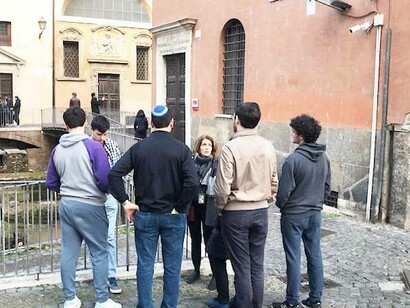 Licensed tour guide from the community Laura H. explains the blackmail of the gold at the site were the Roman Jews were deported on the morning of October 16, 1943. Jewish Quarter (former Ghetto) 

