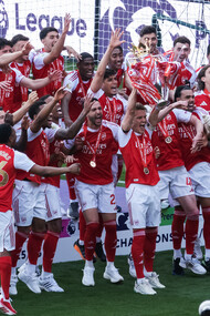 Arsenal soulève le trophée de la Premier League, 2026