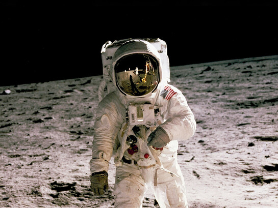 De l’exploration à la projection de puissance, l’astronaute sur la Lune incarne la transformation de l’espace, passé de frontière scientifique à territoire symbolique et stratégique, désormais intégré aux logiques de rivalité et de souveraineté des grandes puissances