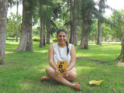 Navale Quiroz Cano, poeta peruana, en un hermoso parque de la ciudad de Lima (Fotografía de Gianmarco Farfán Cerdán)