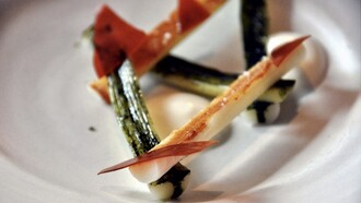 Poireau grillé avec cendres, noisette, yaourt et bouillon de poulet caramélisé