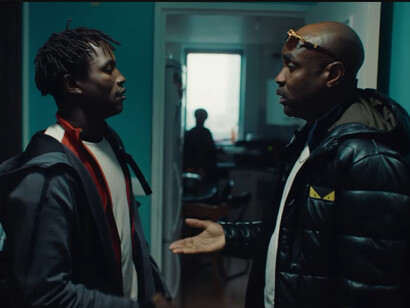 Abou Sangare, attore non professionista, porta sullo schermo un’umanità autentica che si imprime nel cuore dello spettatore 