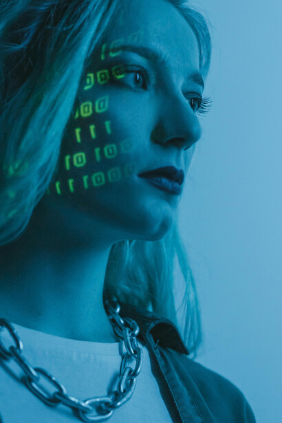 Los algoritmos de machine learning permiten a los sistemas de aprendizaje adaptarse continuamente a las interacciones del estudiante