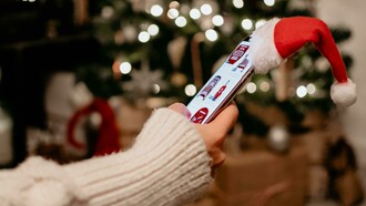 Em um cenário no qual consumidores são mais exigentes, omnichannel deixou de ser um diferencial e tornou-se uma obrigação. A tecnologia passou, então, a desempenhar papel central na antecipação de comportamentos de consumo, na previsão de ruptura de estoque, na personalização de ofertas e, principalmente, na capacidade das empresas de operar em escala com agilidade e precisão. Assim, o sucesso nas principais datas comemorativas do varejo está profundamente ligado à forma como as organizações estruturam sua inteligência de dados, automatizam processos e constroem uma arquitetura tecnológica resiliente, integrável e orientada ao cliente