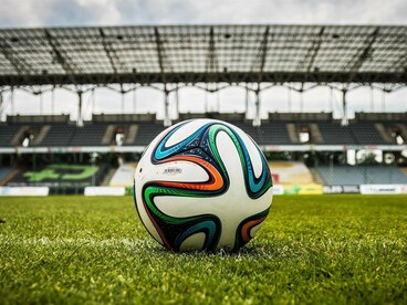Uma bola de futebol ocupa o centro do gramado diante das arquibancadas vazias de um estádio. Para o Santos, a chegada de Cuca representa o início de uma nova tentativa de reorganizar a equipe e recuperar seu desempenho