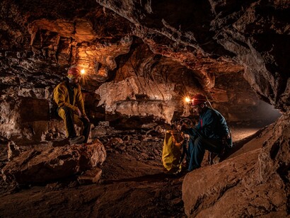 Grotta dell'Imbroglio - Altamura (Ba), Italia. Nonostante la roccia fredda, il buio, le vertigini, i vuoti a volte impensabili e mostruosi, l’itinerario si carica di un profondo senso di scoperta
