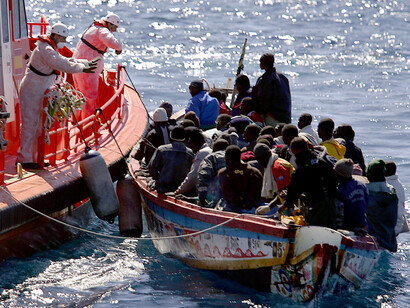 Las autoridades europeas rescatan a un grupo de emigrantes en una embarcación