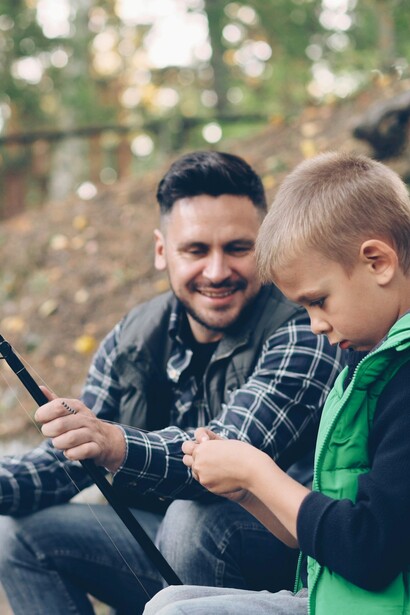 Tonio preferiva andare al molo di Ponente o alla Mezzaluna, verso le sette di sera, e pescare alla bolognese con il galleggiante in profondità per beccare le orate con l'esca coreana