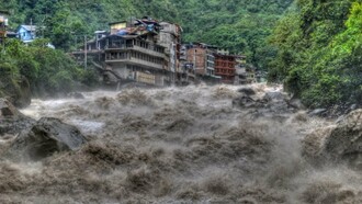 El río Urubamba agitado en Aguas Calientes, Cusco, Perú