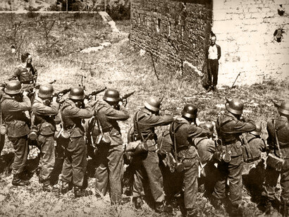 Georges Ciegos, un miembro de la resistencia francesa, que va a ser ejecutado por un pelotón alemán de la Segunda Guerra Mundial, Francia 1944