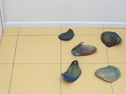 Kate Newby, "Best possible time ever", 2014, ceramica cotta ad alta temperatura e smalto, 5 elementi, dimensioni variabili