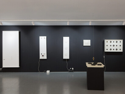 Cosmo–Takis homage to Takis (1925 – 2019) on the occasion of the 100th anniversary of his birth, exhibition view. Courtesy of Xippas