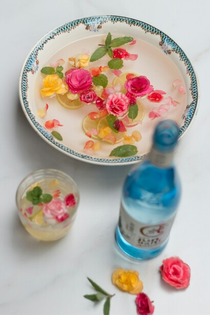 Bottiglia di sake. Quando parliamo di sake, dobbiamo essere consapevoli che, così come accade per il vino, per l’olio, la birra o altri distillati, ne esistono diverse tipologie