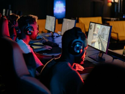 A plataforma tenta reforçar a imagem de comprometimento com a segurança. Em relatórios divulgados ao público, afirma adotar inteligência artificial para filtrar textos, bloquear conteúdos impróprios e identificar comportamentos suspeitos. A empresa também destaca cooperação com autoridades internacionais e afirma ter encaminhado dezenas de milhares de notificações sobre possíveis casos de exploração infantil a centros responsáveis pela triagem e investigação


