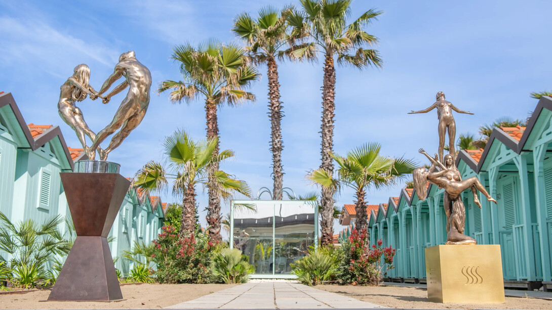 Lorenzo Quinn, All we need is love, exhibition view. Courtesy of Contini Art Gallery