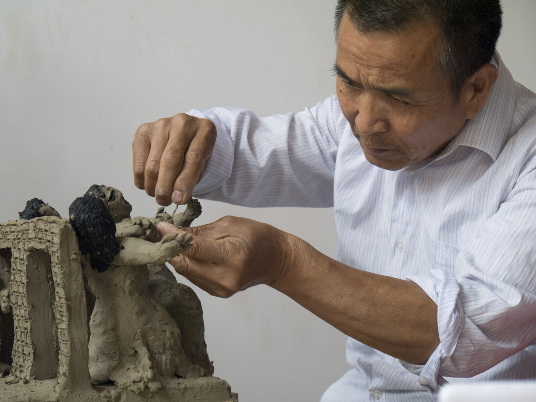 Hu Zhijun sculpting in his studio, Beijing,
China, 2015.
Photo by Sang Luo, courtesy Cai Studio