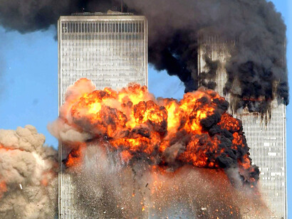 Diecisiete minutos después, a las 9:03 a. m., la Torre Sur del World Trade Center fue golpeada por el vuelo 175 de United Airlines.