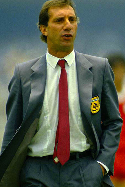 Carlos Salvador Bilardo, Trainer der argentinischen Nationalmannschaft, stand bei den Fußballweltmeisterschaften in Mexiko 1986 und Italien 1990 im Finale gegen Deutschland, verlor aber die zweite Weltmeisterschaft in Italien durch einen umstrittenen Elfmeter