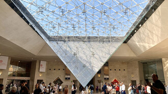 Interior del Museo del Louvre, París, Francia
